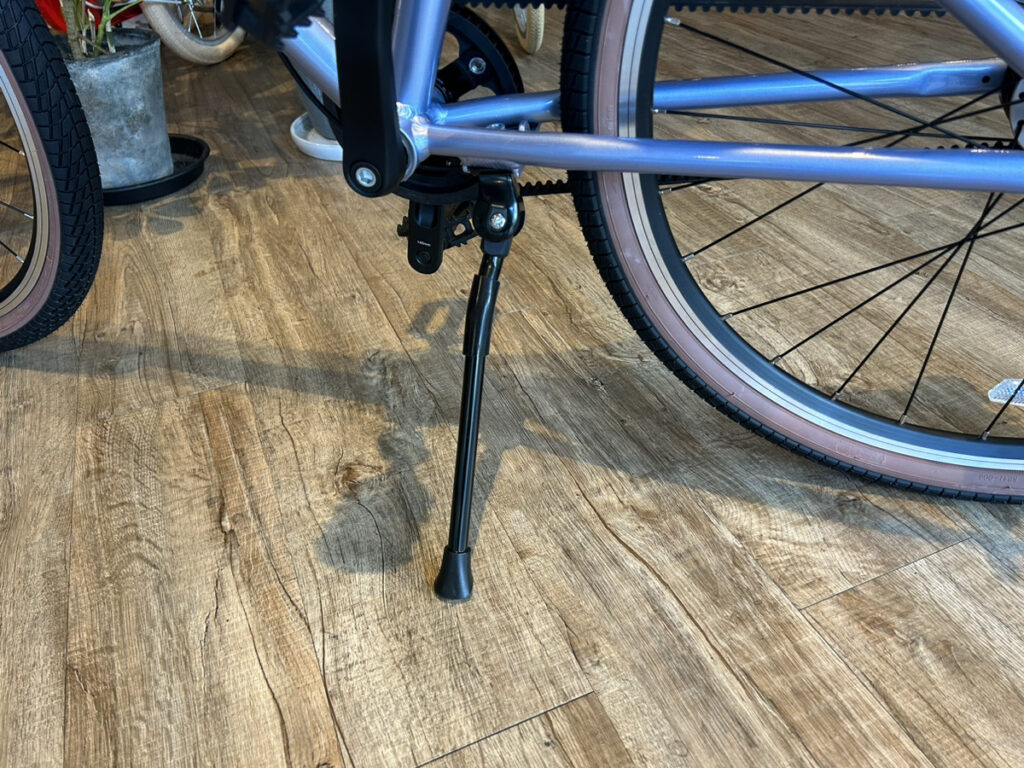 wimo kidsには各サイズともにアルミ製センタースタンドが標準装備されている！